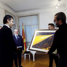 Иво Пецов ја подари лично сликата „Носителот на светлина и следбеници“ на премиерот на Бугарија Кирил Петков (фотографија)