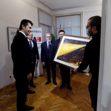 Иво Пецов лично подари картината „Носителят на светлина и последователи“ на министър-председателя на България Кирил Петков (фотография)