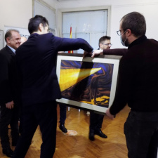 Ivo Pecov personally gave the painting "The Bearer of Light and Followers" to the Prime Minister of Bulgaria Kiril Petkov  (photo)