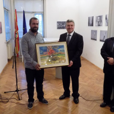 Ivo Pecov personally gave his painting "Before the New Season, in the Intermediate state" to Macedonian President George Ivanov (photo)